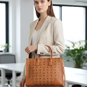 ハンドメイドMCM本革トートバッグ｜ラグジュアリーなタンモノグラムハンドバッグ｜牛革オフィスショルダーバッグ