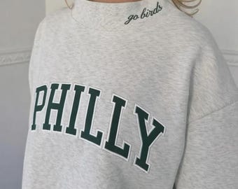 ANPASSAD Philly Broderad Halsringningsdesign