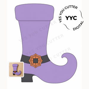 Pode incluir: Um cortador de biscoitos em forma de bota roxa com uma tira preta e uma fivela de teia de aranha laranja. O design apresenta uma ponta curvada e um punho largo. O texto YES YOU CUTTER YYC DIGITAL é visível. Um detalhe mostra o biscoito.