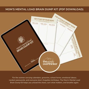 Może przedstawiać: Cyfrowy zestaw do pobrania zatytułowany "Mom's Mental Load Brain Dump Kit" z brązowym tabletem i kilkoma białymi arkuszami. Zestaw zawiera arkusze do organizowania zadań i okrągłe logo z napisem "the gentle overthinker".