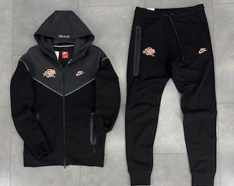 Tuta Syna World x Nike autentica – Felpa con cappuccio e pantaloni da jogging in pile tecnico da uomo – Articolo originale