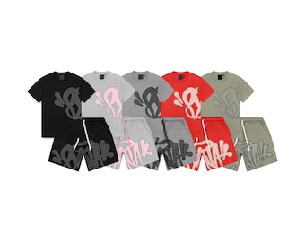 Completo t-shirt e pantaloncini con logo Synaworld “Syna” ispirato a Central Cee