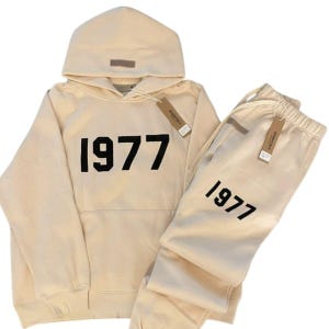 Pu&ograve; includere: Un cartello in legno rustico con la scritta "Welcome to our home" in lettere bianche. Il cartello presenta una finitura invecchiata e un design semplice e invitante, perfetto per un portico o un ingresso.