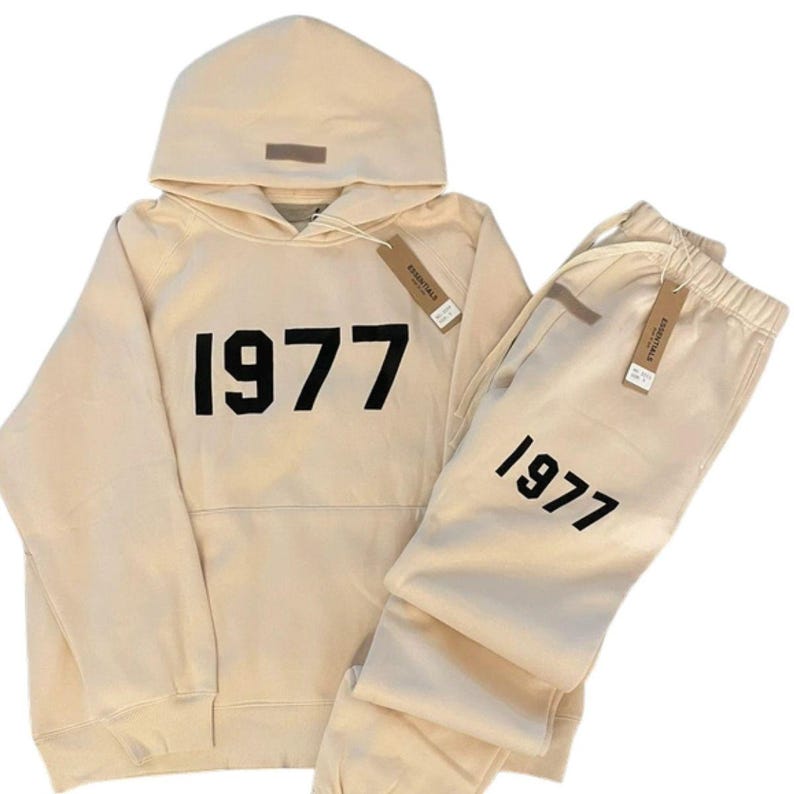 Pu&ograve; includere: Un cartello in legno rustico con la scritta "Welcome to our home" in lettere bianche. Il cartello presenta una finitura invecchiata e un design semplice e invitante, perfetto per un portico o un ingresso.