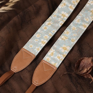 Floral Camera Strap, Blue Daisy Pattern Shoulder Strap, Vintage Fabric Camera Neck Strap, Adjustable DSLR Mirrorless Camera Accessory Gift