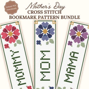 Op de afbeelding: Een bundel van drie kruissteek boekenleggerpatronen voor Moederdag. Elke boekenlegger heeft een bloemenontwerp in roze, blauwe en paarse tinten, met de woorden "Mommy", "Mom" en "Mama" in groen gestikt.