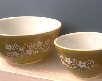 Vintage Pyrex Spring Blossom Crazy Daisy Green Mixing Bowl Set 403 401 White Floral 1970s Retro Kitchen Decor