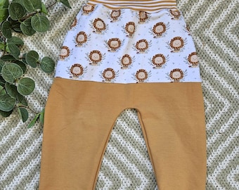 Haremsbyxor i ekologisk bomull för barn med lejonmotiv, handgjorda, storlekar 44-98. Sommartyg med sweatshirt, beige/kamelfärgad med randiga muddar, perfekt som present till barn eller bebisar.