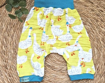 Short, handmade goose-print summer muslin pants for babies and children, sizes 44-104. Children's pants with geese, made of cotton muslin with adjustable cuffs.