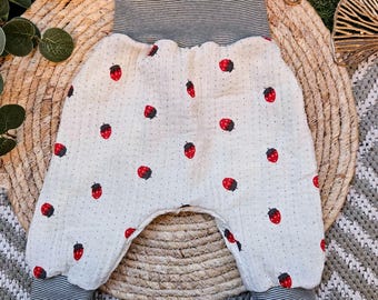 Pumphose handmade Baby Musselin Gr. 44-92. Kinderhose gepunktet mit Erdbeeren aus Baumwollmusselin mit gestreiften Mitwachsbündchen