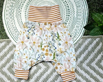 Handmade muslin bloomers with a floral meadow design for babies and children, summer trousers, sizes 44-104. Cream-colored baby trousers with flowers, made from organic cotton with adjustable cuffs.