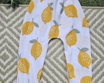 Handmade lemon-patterned baby and children's muslin harem pants, sizes 44-104. Children's pants with lemons, made of cotton muslin with striped, adjustable cuffs.