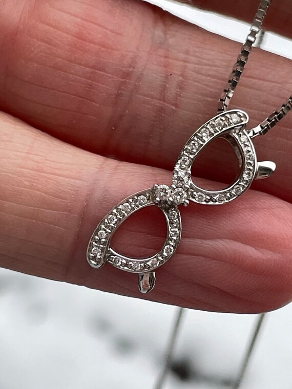 16 chain with floating Gem