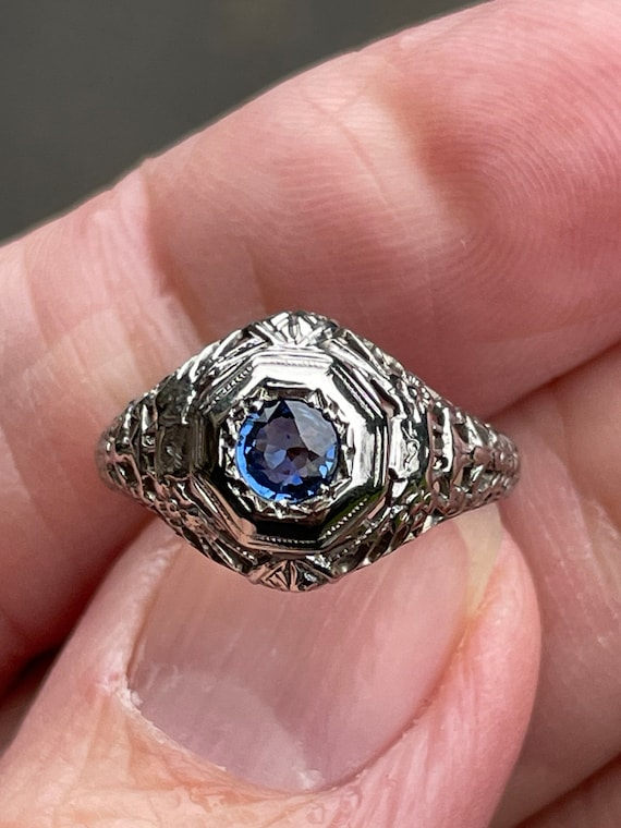 Filigree Sapphire engagement ring 14kt    white go