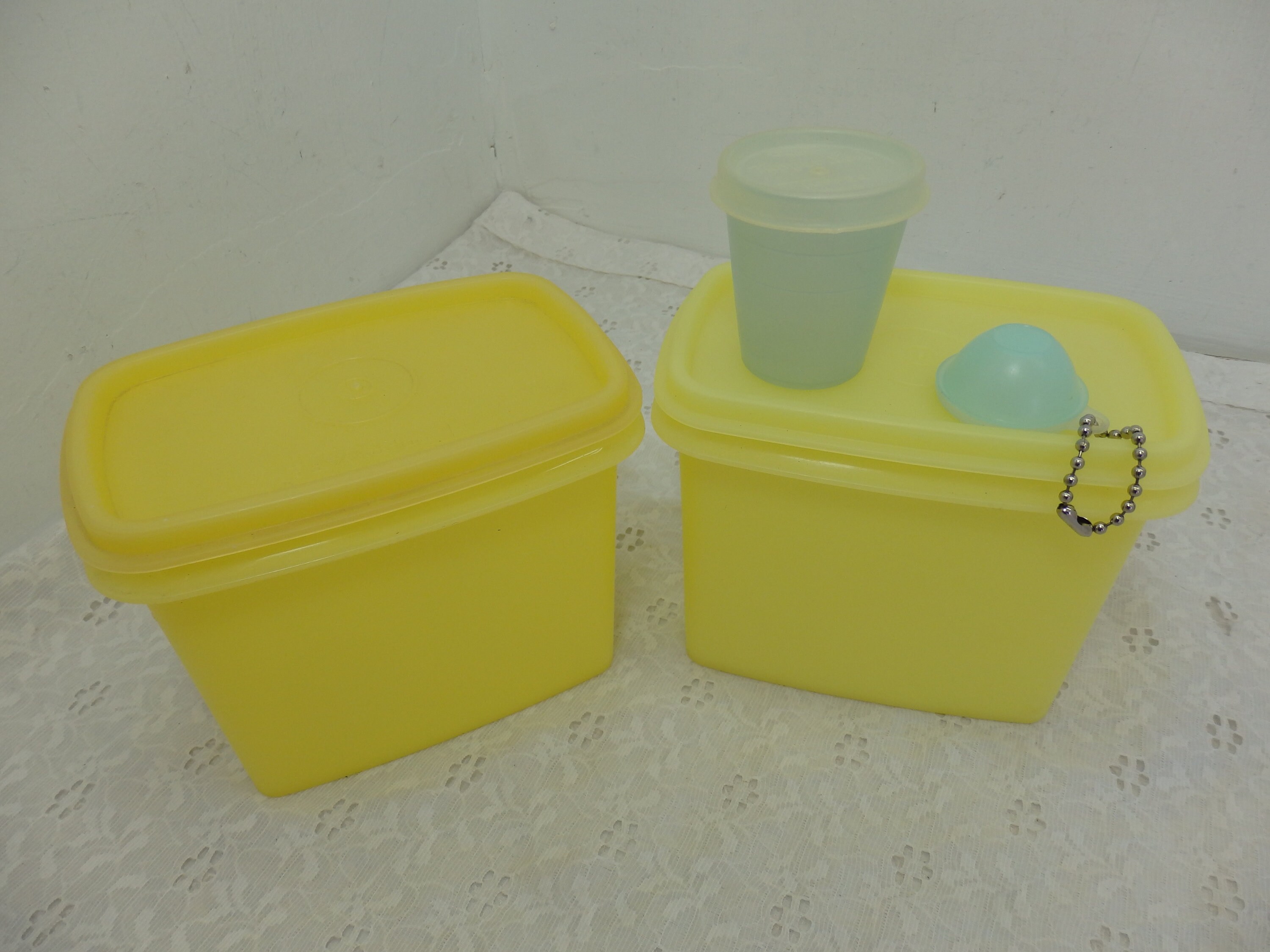 Vintage Tupperware contenedor de almacenamiento amarillo 2 | Etsy