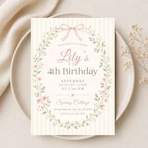 Könnte beinhalten: Eine florale Einladung zum 4. Geburtstag von Lily. Das Design zeigt eine rosa Schleife, einen Blumenkranz und den Text "Please Join Us to Celebrate Lily's 4th Birthday" sowie Veranstaltungsdetails. Der Hintergrund hat vertikale Streifen.