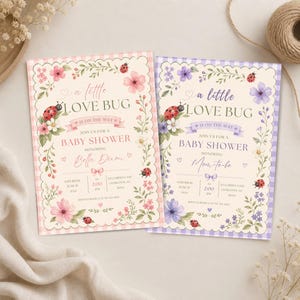 Könnte beinhalten: Zwei rechteckige Babyparty-Einladungskarten mit gewelltem Rand. Eine hat einen rosa Vichy-Karo-Rand, die andere einen lila Vichy-Karo-Rand. Beide zeigen Aquarell-Marienkäfer, Blumen und den Text A LITTLE LOVE BUG IS ON THE WAY.
