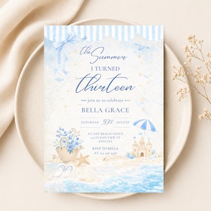 Könnte beinhalten: Eine Aquarell-Einladung mit Strandmotiv. Der Text lautet "The Summer I Turned Thirteen" mit Details für Bellas Feier. Das Design umfasst eine Strandszene mit einer Sandburg, Blumen und einem Sonnenschirm.