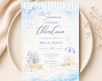 Può includere: Un invito ad acquerello a tema spiaggia. Il testo recita "The Summer I Turned Thirteen" con i dettagli della celebrazione di Bella Grace. Il design include una scena di spiaggia con un castello di sabbia, fiori e un ombrellone.