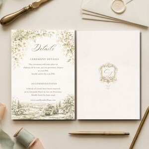 Pu&ograve; includere: Un elegante invito di nozze con dettagli floreali e botanici. L'invito presenta il testo "Details" e "Ceremony Details", con il luogo e l'ora della cerimonia. Include anche informazioni sull'alloggio e un sito web.