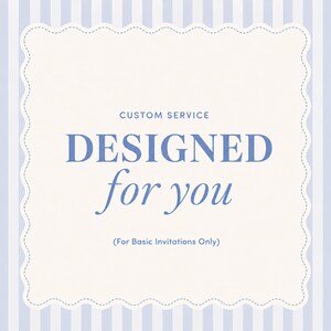 Könnte beinhalten: Eine quadratische Grafik mit gewelltem Rand auf einem hellblau-weiß vertikal gestreiften Hintergrund. Der Text lautet CUSTOM SERVICE DESIGNED for you (For Basic Invitations Only) in blauer Schrift, zentriert auf einem cremefarbenen Quadrat.