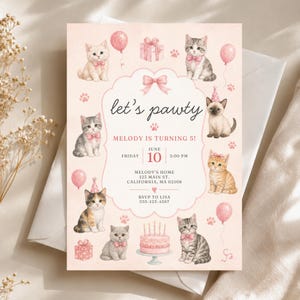 Könnte beinhalten: Eine rosa Einladungskarte mit dem Text "let's pawty" und "Melody wird 5!" zeigt Illustrationen von Kätzchen, Luftballons und einer Geburtstagstorte. Die Karte enthält Veranstaltungsdetails: Freitag, 10. Juni, 14:00 Uhr und RSVP-Informationen.