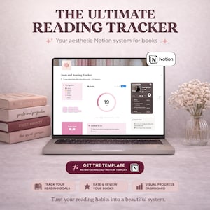 Könnte beinhalten: Ein Laptop zeigt eine Lese-Tracker-Oberfläche mit dem Text "THE ULTIMATE READING TRACKER". Der Bildschirm zeigt eine rosa und weiße Oberfläche mit Buchtiteln und Fortschrittsverfolgung. Bücher sind links gestapelt. Der Text "GET THE TEMPLATE" ist sichtbar.