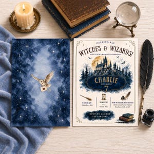 Könnte beinhalten: Eine skurrile Einladung mit einem himmlischen Thema. Das Design zeigt eine Eule, die einen Brief vor einem sternenklaren blauen Hintergrund trägt. Der Einladungstext lautet „Aufruf an alle Hexen & Zauberer!“ und enthält Eventdetails.