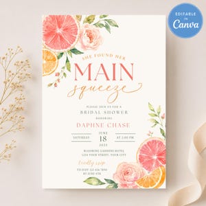 Könnte beinhalten: Eine Einladungskarte für eine Brautparty mit Aquarellillustrationen von rosa Grapefruitscheiben, Orangenscheiben und zartrosa Blumen. Der Text lautet: She found her main squeeze, please join us for a bridal shower honoring Daphne Chase.