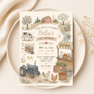 Könnte beinhalten: Aquarell-Einladung zum ersten Geburtstag von Bella, mit Bauernhof-Thema. Das Design umfasst eine rote Scheune, eine Kuh, einen Traktor und einen Stand mit frischen Produkten. Der Einladungstext lautet "Bitte feiern Sie mit uns Bellas ersten Geburtstag!"