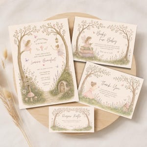 Könnte beinhalten: Ein Set aus vier bedruckten Karten für eine Babyparty mit Aquarellillustrationen von Feen, Bäumen und Blumen. Der Text umfasst A Little Fairy Is On The Way, Books For Baby, Thank You und Diaper Raffle mit den Veranstaltungsdetails.