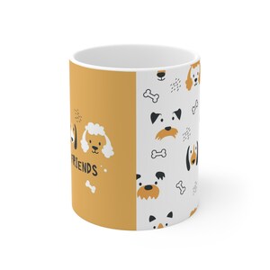 Könnte beinhalten: Weiße Keramiktasse mit geteiltem Design. Eine Seite ist senfgelb mit einer Hundeillustration und dem Wort "FRIENDS". Die andere Seite hat einen weißen Hintergrund mit Hundegesichtern und Knochenmustern.