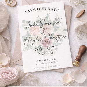Puede incluir: Invitación de boda floral con el texto "Save Our Date" y los nombres "Jake Sorensen & Haylee Christner". Se muestra la fecha "06.07.2026". El diseño incluye flores rosas y verde salvia.