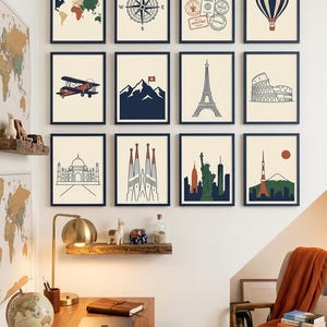 Op de afbeelding: Een verzameling ingelijste kunstprints met illustraties met een reisthema. De prints bevatten een wereldkaart, kompas, paspoortstempels, luchtballon, dubbeldekker, bergen, Eiffeltoren, Colosseum, Taj Mahal, Sagrada Familia, Vrijheidsbeeld en Tokyo Tower.