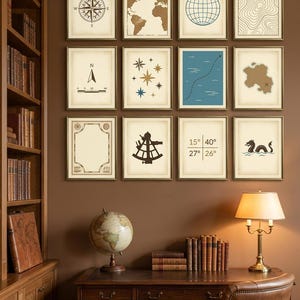 Op de afbeelding: Een verzameling ingelijste prints met vintage kaartontwerpen. De prints tonen kompasrozen, wereldkaarten, hemelkaarten en andere nautische en geografische thema's. Het kleurenpalet omvat beige, bruin en blauw, wat een klassieke esthetiek creëert.
