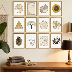Peut inclure: Une collection d'impressions d'art encadrées présentant des motifs géométriques et naturels. Les impressions sont dans des cadres dorés et comprennent des images d'une coquille de nautile, d'un tournesol, d'un arbre et d'un visage. L'art est exposé sur un mur clair au-dessus d'un bureau en bois.