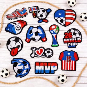 Peut inclure: Une collection d'écusson sur le thème du football. Les motifs incluent une chaussure de football, un ballon de football avec une langue, un ballon de football avec un cœur, un maillot de football avec le numéro 15 et le texte "MVP".