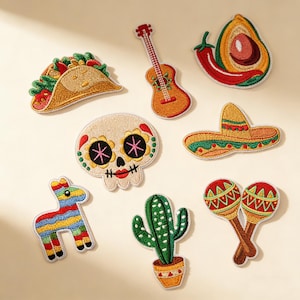 Puede incluir: Un conjunto de parches bordados con temática mexicana. Incluye un taco, una guitarra, un aguacate, un sombrero, una calavera, una piñata de burro, un cactus y maracas. Los parches presentan colores brillantes y costuras detalladas.