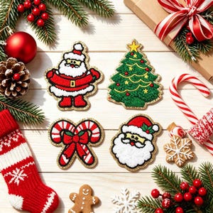 Puede incluir: Cuatro parches bordados de Navidad que muestran un Santa Claus de cuerpo entero, un árbol de Navidad verde decorado, dos bastones de caramelo cruzados con un lazo rojo y una cara de Santa Claus, todos bordeados con hilo dorado sobre madera.