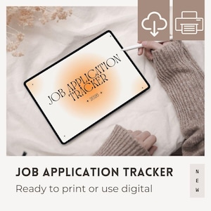 Puede incluir: Un rastreador digital de solicitudes de empleo en una tableta con el texto "JOB APPLICATION TRACKER + 2026". La tableta está en manos de una persona. La imagen tiene una paleta de colores neutros con un fondo suave y borroso.