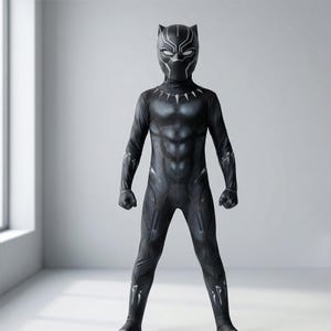 Może przedstawiać: Czarny kostium superbohatera z maską, srebrnymi akcentami i muskularnym wzorem tułowia. Całkowity strój zawiera rękawice i buty i jest zaprojektowany tak, aby przypominać postać Czarnej Pantery.