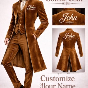 Puede incluir: Un traje gótico de terciopelo marrón con abrigo, chaleco y pantalón, con el nombre "John" bordado en el abrigo. La imagen también muestra un primer plano de la espalda del abrigo y el texto "Customize Your Name".