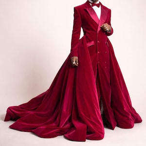 Luxe rode slipjas voor heren, avant-garde smokingjas, Victoriaans gotisch pak, dramatisch treinjack, statement outfit bruiloft