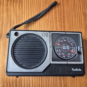Vintage bärbar radio från 1980-talet, Radiola 172, 40 år gammal, sällsynt fransk Philips-fickradio av undermärket MW/LW, tillverkad i Malaysia, fungerande retroteknik.