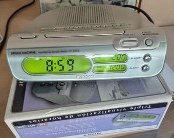 Zabytkowy 22-letni radiobudzik Sony Dream Machine ICF C273L z potrójnym zielonym wyświetlaczem FM MW LW srebrny cyfrowy budzik, rzadki, w idealnym stanie, w pudełku