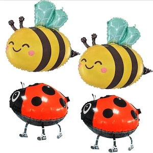 Può includere: Quattro palloncini in foil: due api a strisce gialle e nere con ali verde menta e due coccinelle rosse con pois neri. I palloncini hanno facce sorridenti e piedini.