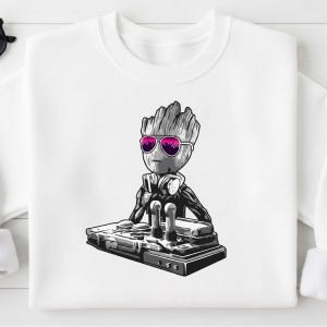 Könnte beinhalten: Weißes Sweatshirt mit einer schwarz-weißen Grafik eines Groot-ähnlichen Charakters mit Sonnenbrille und Kopfhörern, der einen DJ-Mixer bedient. Die Sonnenbrille hat eine rosa Linse mit einer Palmen-Szene.
