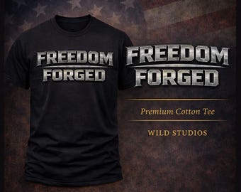 Puede incluir: Camiseta negra con las palabras "FREEDOM FORGED" en un diseño metálico de letras en bloque. La camiseta también presenta el texto "Premium Cotton Tee" y "WILD STUDIOS". El fondo muestra una bandera estadounidense.