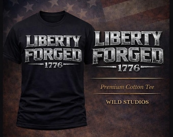 Puede incluir: Camiseta negra con las palabras "LIBERTY FORGED 1776" en una fuente metálica desgastada. La camiseta también presenta el texto "Premium Cotton Tee" y "WILD STUDIOS". El fondo muestra una bandera americana.