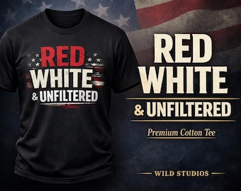 Puede incluir: Camiseta negra con las palabras "RED WHITE & UNFILTERED" en blanco y rojo, con un diseño de bandera estadounidense desgastada. También se ven las palabras "Premium Cotton Tee" y "WILD STUDIOS".